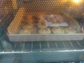 植物油版核桃酥,以上下火175度焙烤15分钟至表面金黄即可。