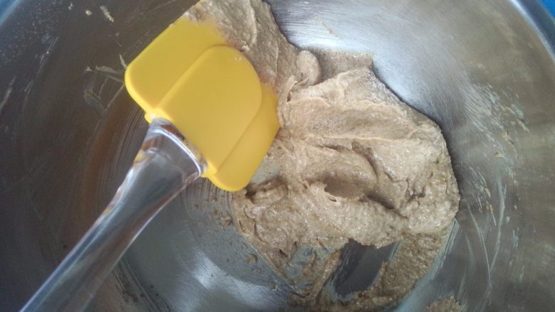 小熊饼干,刮刀铲下盆边的黄油糖粉，继续打发至黄油蓬松。