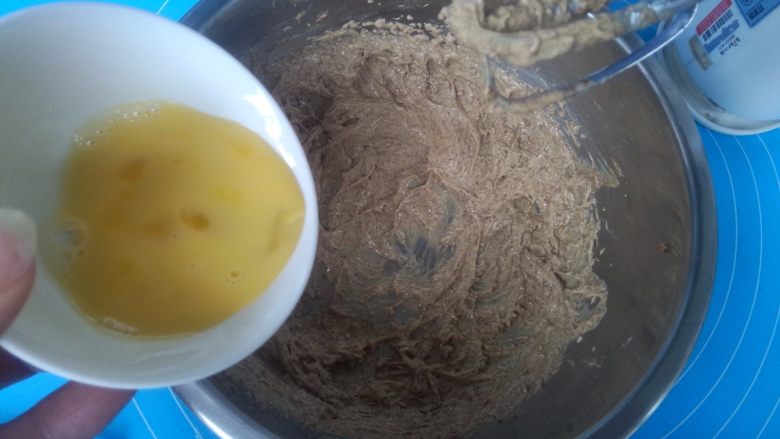 小熊饼干,全蛋液少量多次的倒入打发的黄油中，每加入一次搅拌均匀后再加入下一次。