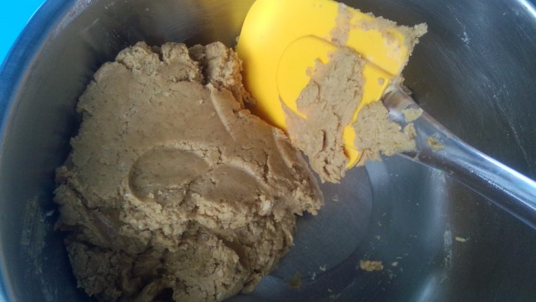 小熊饼干,筛入低筋面粉，用硅胶刮刀按压翻拌均匀。