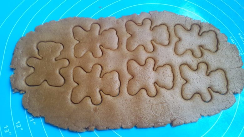 小熊饼干,余下的边角料可以再次揉成团，继续擀切。