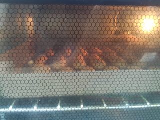 手指饼干,送入预热好的烤箱，上下火190度，中层12分钟，烤至金黄色即可。饼干烤好后，不用急着出炉，在烤箱内用余温继续焖烤2分钟。