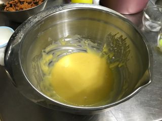 肉松海苔咸戚风蛋糕,现在准备打发蛋清了，此时烤箱预热180度
