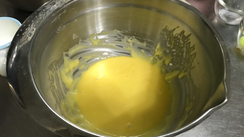 肉松海苔咸戚风蛋糕,现在准备打发蛋清了，此时烤箱预热180度
