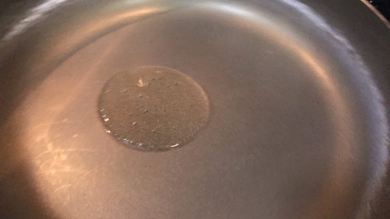 超满足便当（17）,蟹棒煮好之后夹出 把水倒了 水干之后 加入少许油