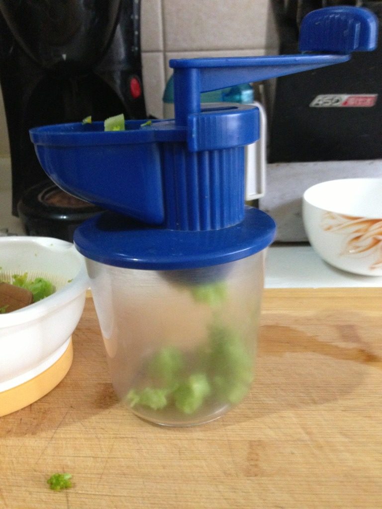 菜泥小青蛙--快手妈妈菜,用压蒜器把西兰花挤成泥；