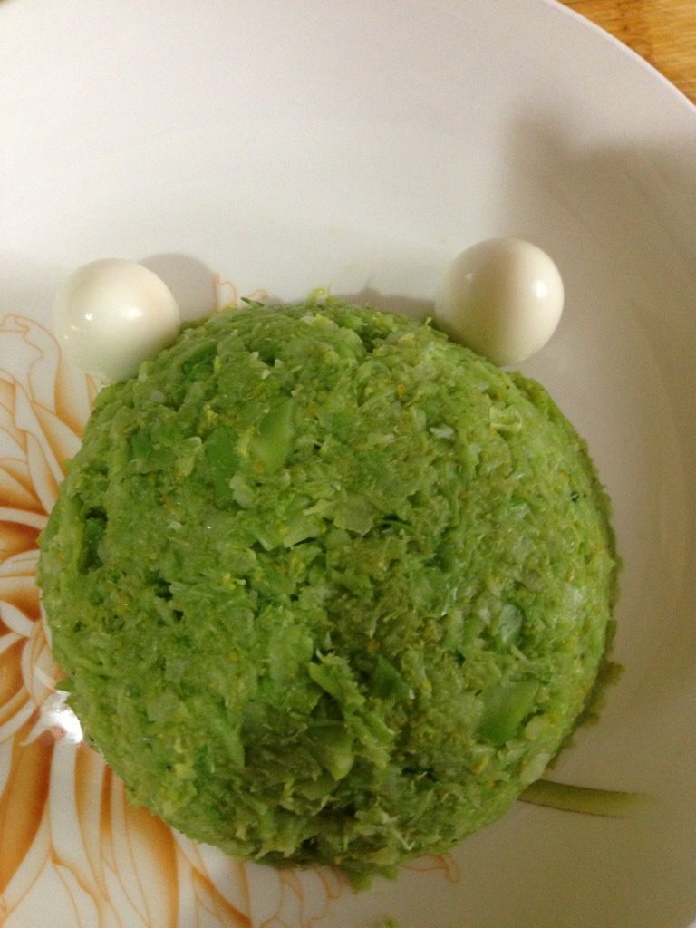 菜泥小青蛙--快手妈妈菜,剥两个鹌鹑蛋放在头顶做眼睛；