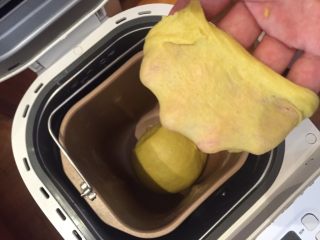 南瓜面包,面团所有材料揉合出膜。夏天注意面包机温度不要太高，开盖揉