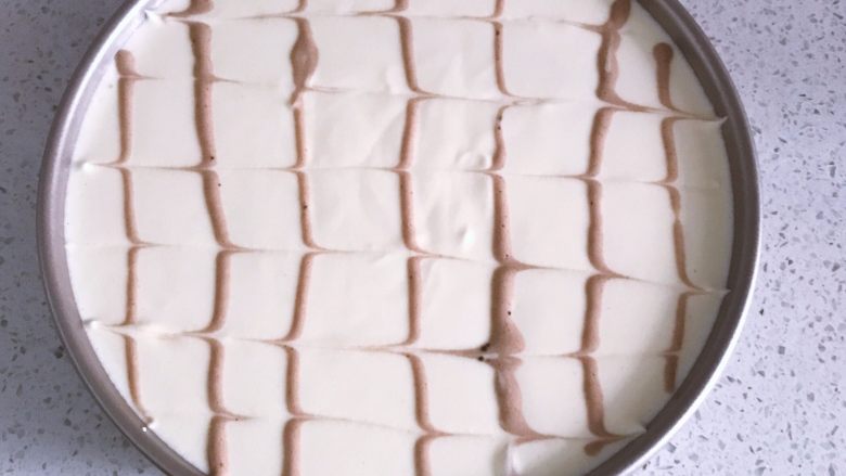 日式棉花蛋糕,去少量面糊加入一点可可粉翻拌均匀后，装入裱花袋，在蛋糕表面画直线，用牙签向两侧画出纹路。（此步骤可以省略）