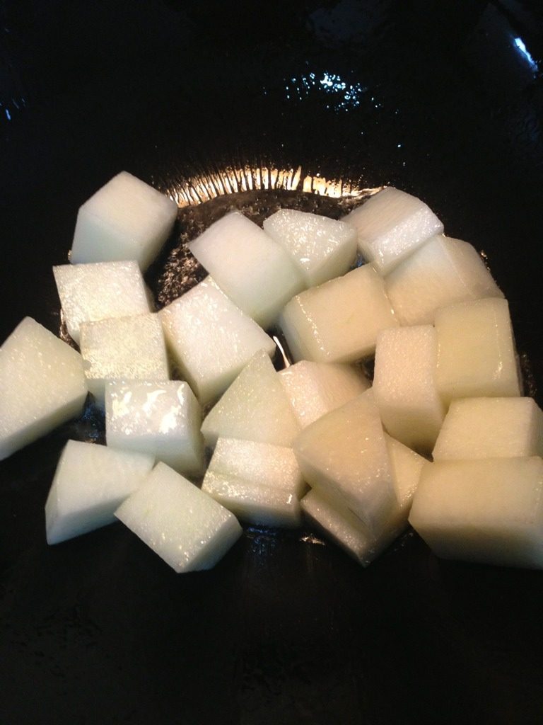 冬之恋简易版,热锅放油，将冬瓜块儿炒至断生