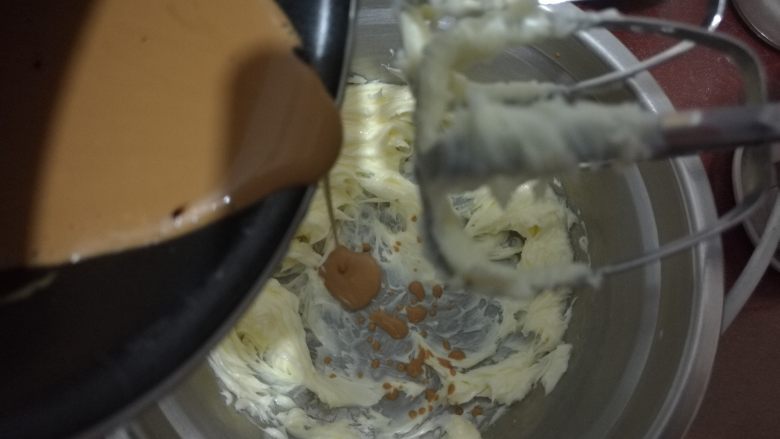 少女之心马卡龙,黄油室温软化稍微打发。温热的淡奶油分次加入到黄油中打蛋器高速打发。每一次搅打均匀后再加入下一次。