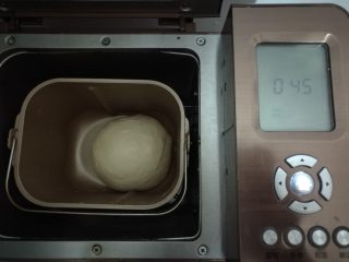 奥尔良鸡肉披萨,面团放回面包桶，启动面包机发酵程序45分钟（系统默认1小时。