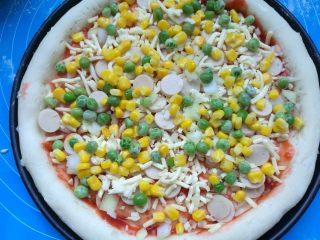 奥尔良鸡肉披萨,均匀的铺上甜玉米粒，和青豆。