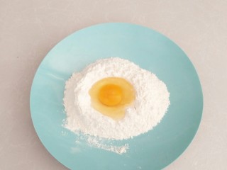 杂疏鱼香剪刀面,面粉中放入1克盐，打入1个鸡蛋。