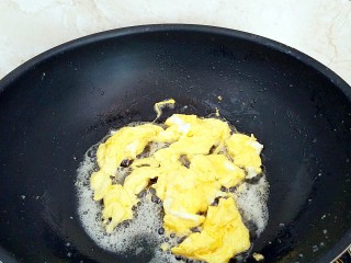 杂疏鱼香剪刀面,炒锅放入1勺油，倒入蛋液炒散备用。