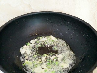 杂疏鱼香剪刀面,炒锅烧热，放入1勺油放入葱，姜，蒜片炝锅出味。