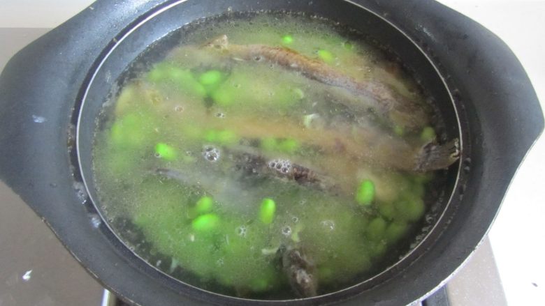 青豆泥鳅汤,加入适量的水；