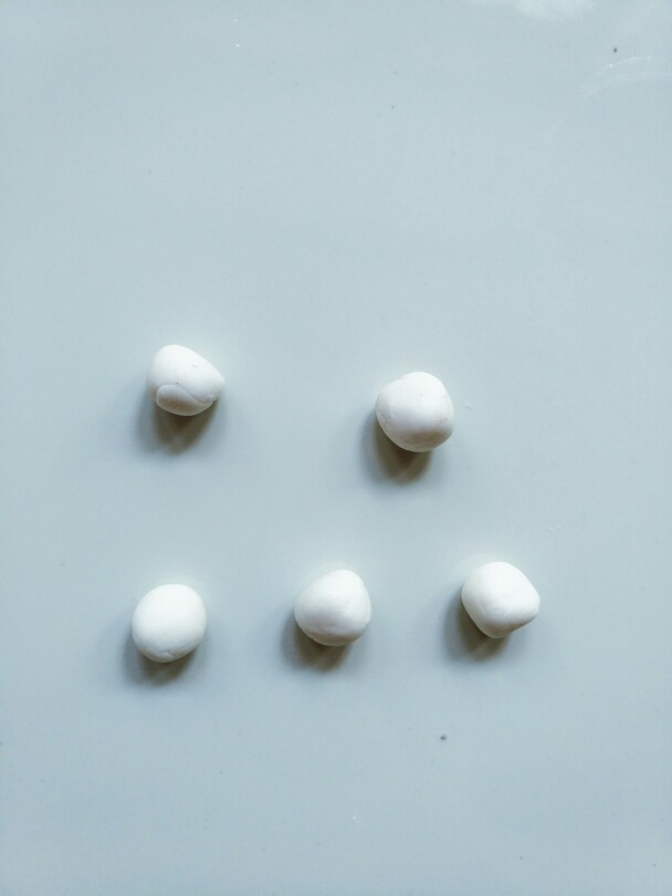 糯米粉荷花,最后留一团白色的。

开始做荷花，取一小团白色糯米团，分成5等份，我大概是4-5克一个小团。