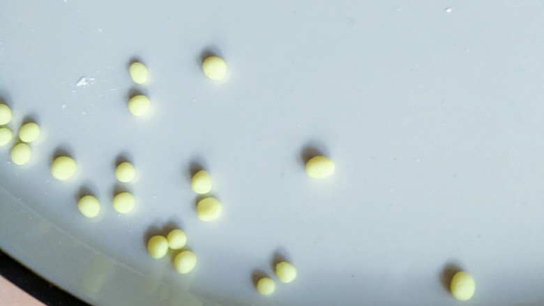 糯米粉荷花,黄色糯米团搓成很小的小球球，像小米粒那么大小。