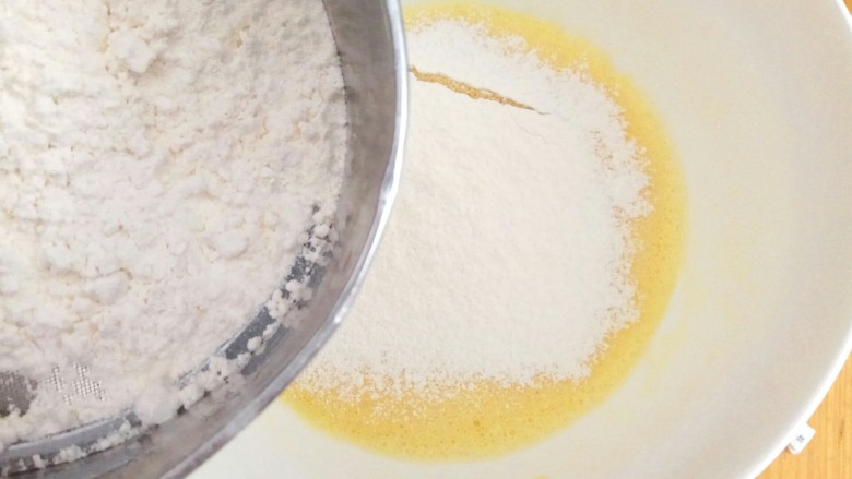 巧克力慕斯岛,然后筛入低筋面粉，用打蛋器以ｎ字型搅拌至无颗粒状态。