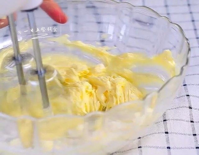 卡通饼干,将室温放置的<a style='color:red;display:inline-block;' href='/shicai/ 9'>鸡蛋</a>打散，蛋液分2次加入到黄油中，上一次蛋液和黄油完全融合了再加下一次。否则会出现油水分离。