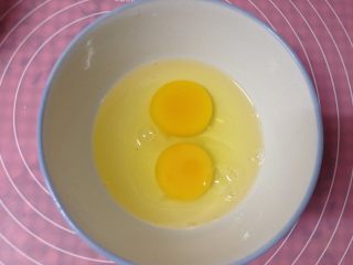 焦糖布丁,先来制作布丁液：鸡蛋入碗打散
