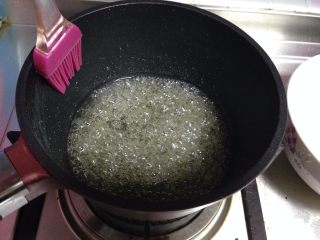 焦糖布丁,糖水沸腾，继续用中火熬煮（要注意煮的过程中不要搅拌。熬焦糖的时候要避免出现结晶的现象）