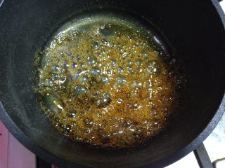 焦糖布丁,等糖浆煮到浅琥珀色的时候，立即关火，加入热水摇匀