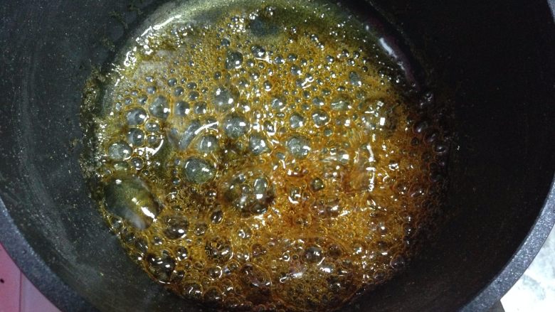 焦糖布丁,等糖浆煮到浅琥珀色的时候，立即关火，加入热水摇匀