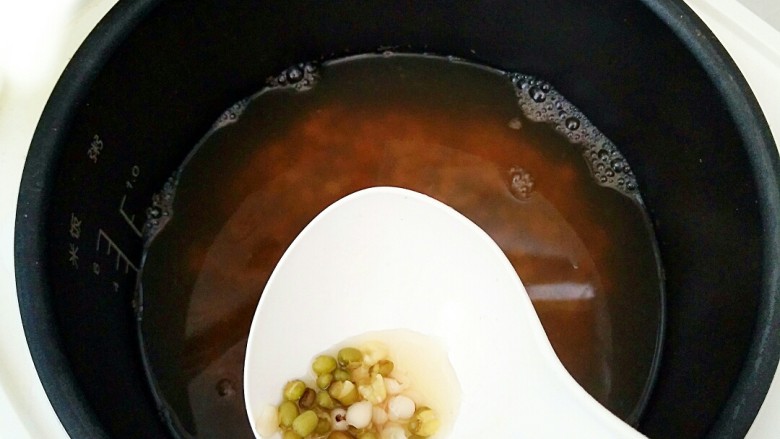 祛湿甜汤,煲至薏米和绿豆开花，放入冰糖就可以饮用了。