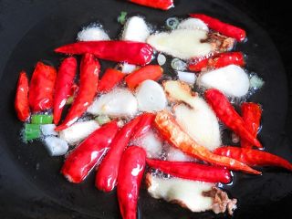 羊肉泡馓子,锅预热注入油烧至7分热，放入蒜头、姜片、红辣椒