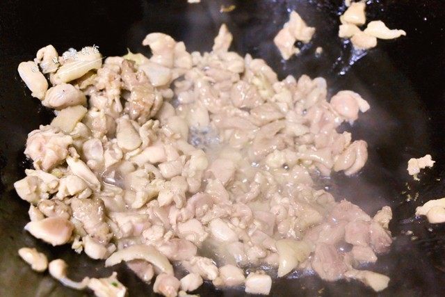 土豆蘑菇鸡肉饭, 热锅热油炒鸡丁。