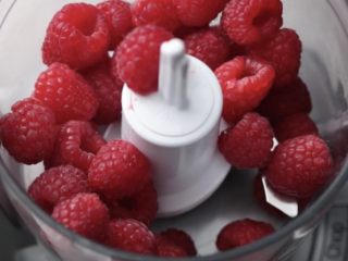 树莓帕夫洛娃漩涡,将170g树莓放入搅拌机，喜欢树莓的可以放多点哦！
