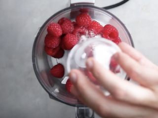 树莓帕夫洛娃漩涡,加入1汤匙糖