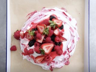 树莓帕夫洛娃漩涡,加上自己喜欢的水果。草莓+树莓+黑莓，简直是绝配哦！