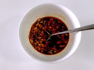 凉拌饺子皮,装入小碗，加入盐 白糖 酱油 白醋 水 辣椒油 ，搅拌均匀。