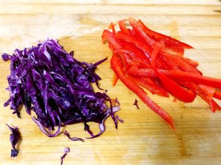 凉拌饺子皮,紫甘蓝、红椒切丝。