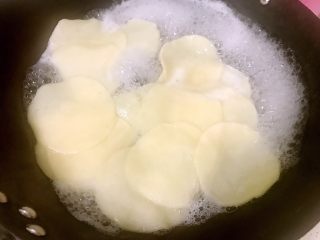 凉拌饺子皮,锅中水烧开，将饺子皮逐次放入锅中煮熟，用时2-3分钟左右。

