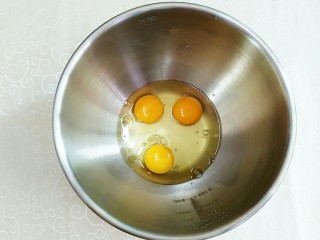 榴芒千层蛋糕,鸡蛋打入无水无油的干净盆里！