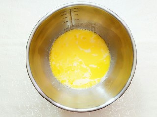 榴芒千层蛋糕,将融化好的黄油倒入鸡蛋液里搅拌均匀！