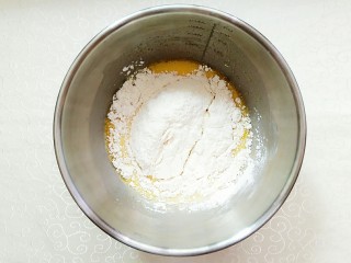 榴芒千层蛋糕,放入已过筛的低筋面粉！