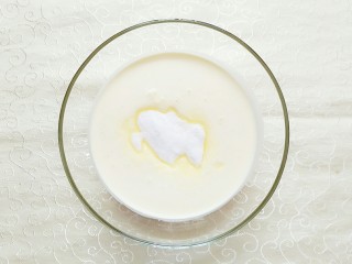 榴芒千层蛋糕,在淡奶油里加入适量的白糖，这个根据个人口味添加！