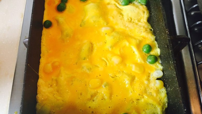 油条寿司卷,倒入蛋液，锅子左右上下摇晃，使蛋液均匀分布。铺满整个锅子就好。火开焖饭的火，就是大小火都是最小的。