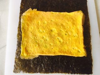 油条寿司卷,铺上一层蛋皮。做蛋皮时，不放玉米青豆也可以。
