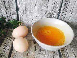 油条寿司卷,安徽带回来的土鸡蛋，用筷子打碎，加一点点盐。