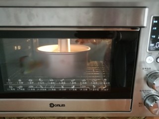 中空戚风,放入预热好的烤箱，上下火150度，50分钟即可
