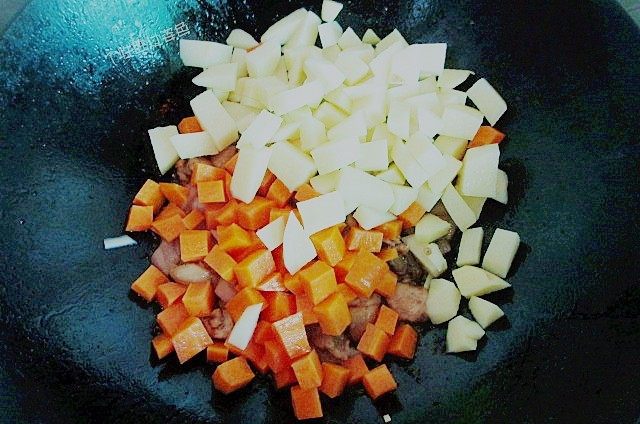 咖喱鸡腿饭,将准备好的胡萝卜和土豆块，然后也放进锅中稍微炒一下
