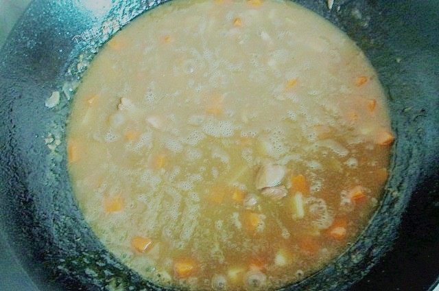 咖喱鸡腿饭,小火慢慢煮至浓稠即可，放入后得经常搅拌，防止沾锅底。这时应该能闻到非常正宗的日式咖喱香味了。