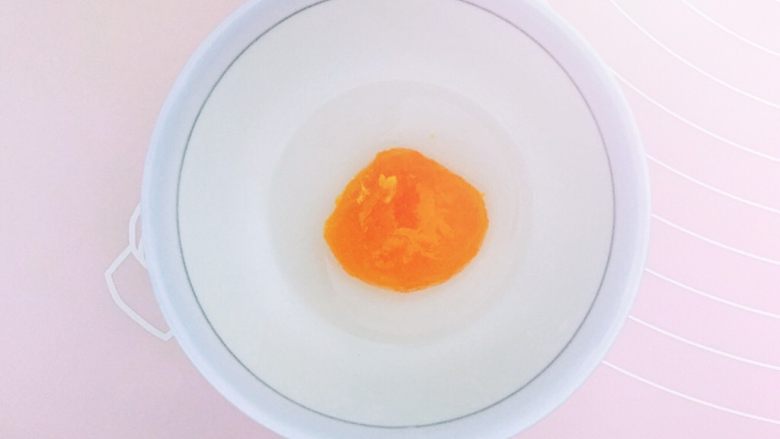 超酥蛋黄酥,面团静置的时间中，将16个蛋黄的分别放入<a style='color:red;display:inline-block;' href='/shicai/ 900'>白酒</a>碗中滚一圈，并平铺于烤盘，烤箱预热，150摄氏度，10分钟，取出放凉（也可蒸熟）