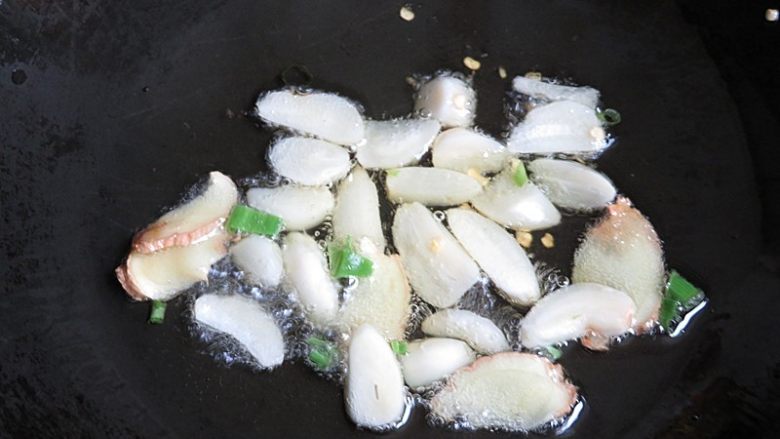 鱿鱼炒冬瓜皮,热锅注入油后烧至7成热，先放入姜蒜炸出香味